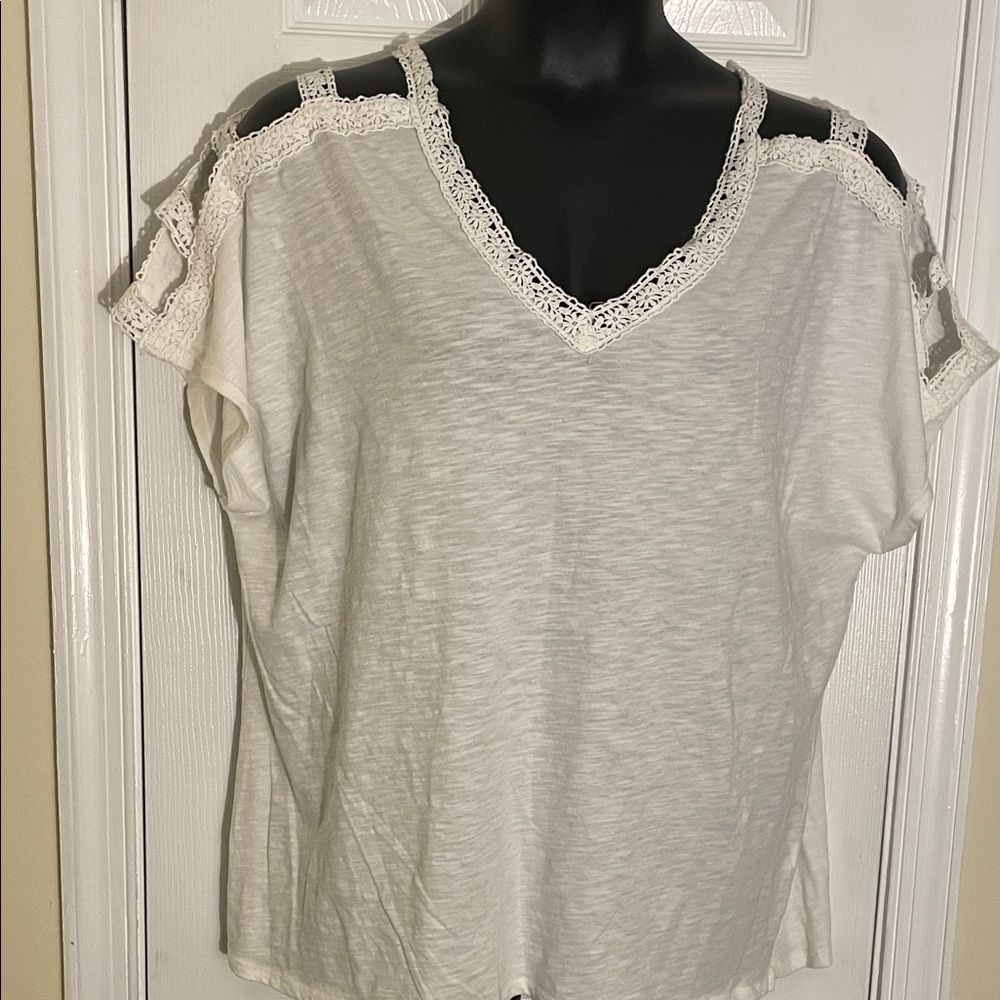 89th & Madison White Lace Cold-Shoulder V-Neck Top